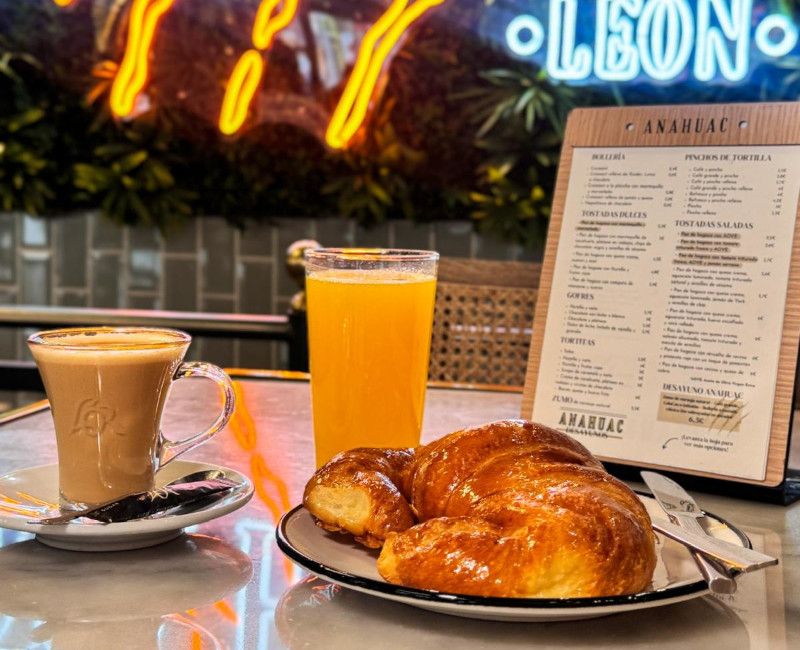 Desayuno Anahuac. Zumo de naranja natural + Café grande, ColaCao o infusión + Bollería o tostada clásica.