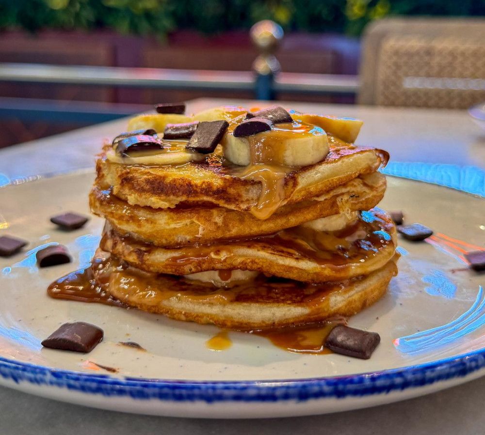 Desayuno Anahuac. Tortitas con crema de cacahuete, plátano en rodajas y virutas de chocolate.