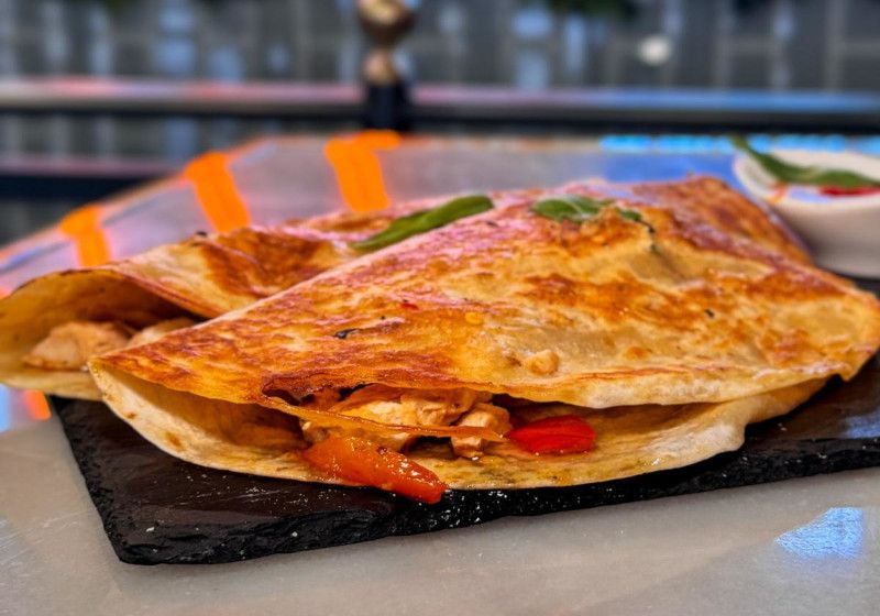 Plato de la carta. Fajitas rellenas de pollo y pimientos.