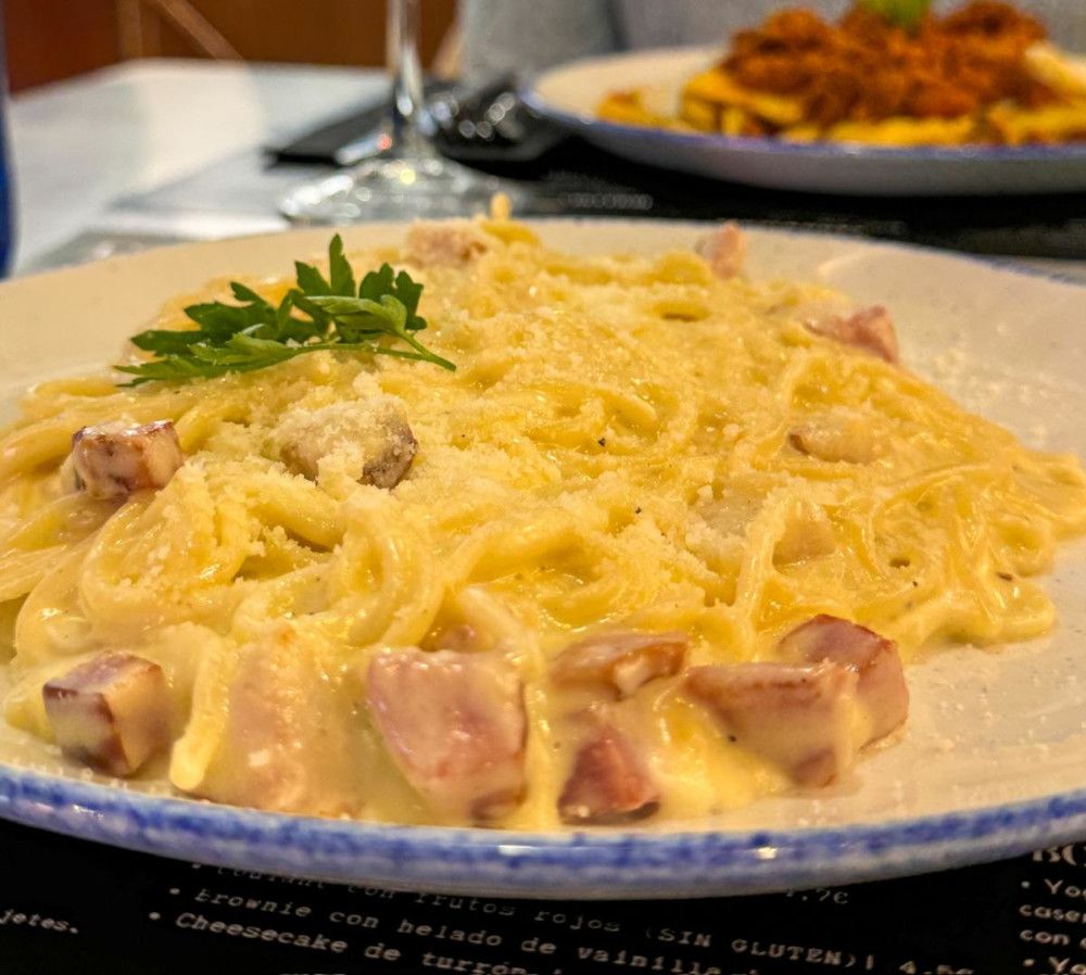 Plato de menú del día. Espaguetis carbonara.